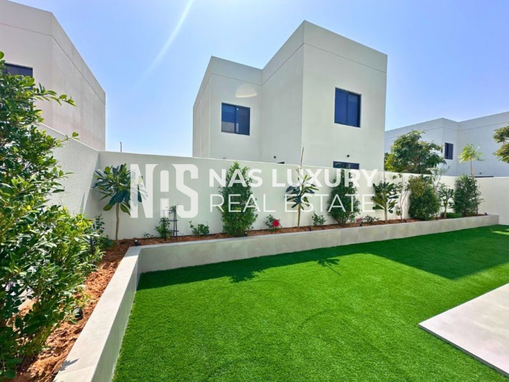 Fully Upgraded | Landscaped | Corner Unit